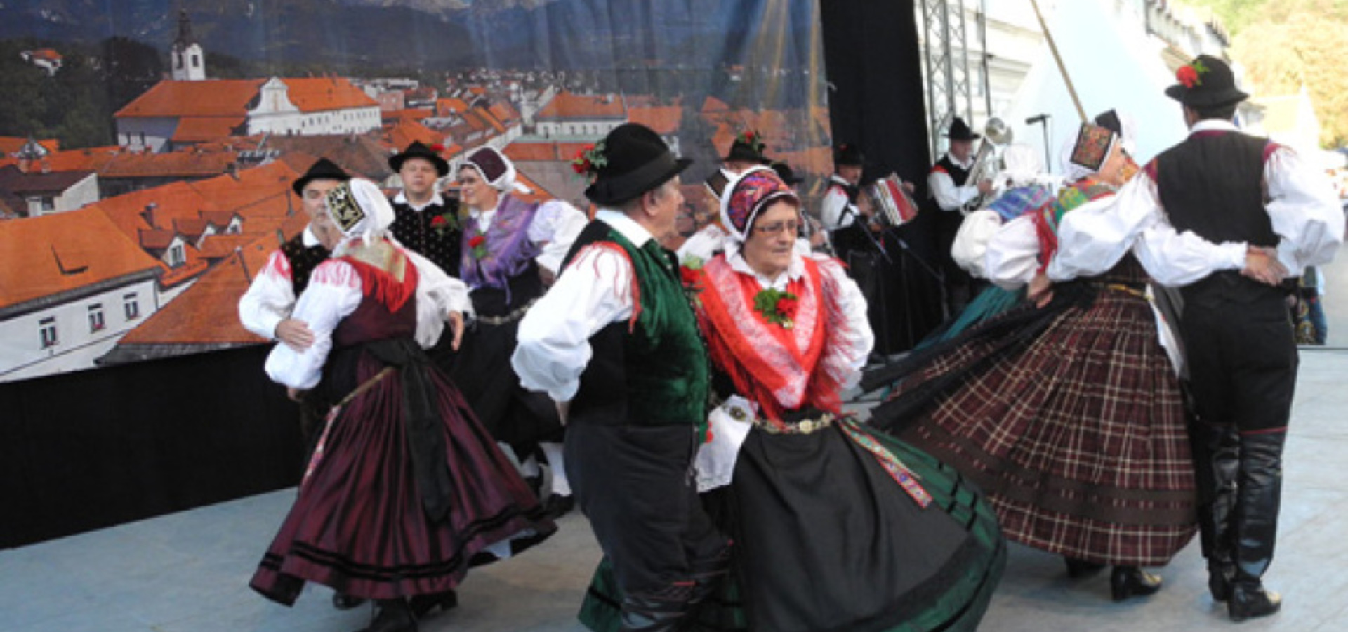 Folklorna skupina Kamnik: Ples in glasba izpod kamniških planin: Na planini luštno je