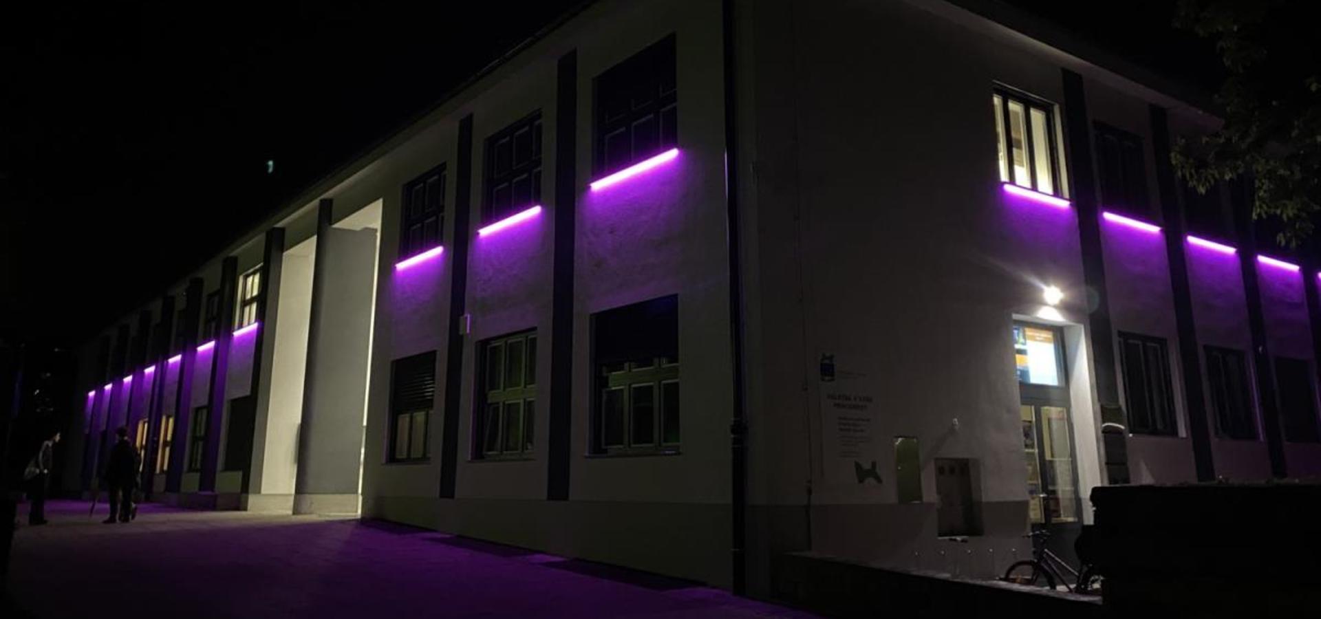 Dom kulture je danes osvetljen v roza barvi