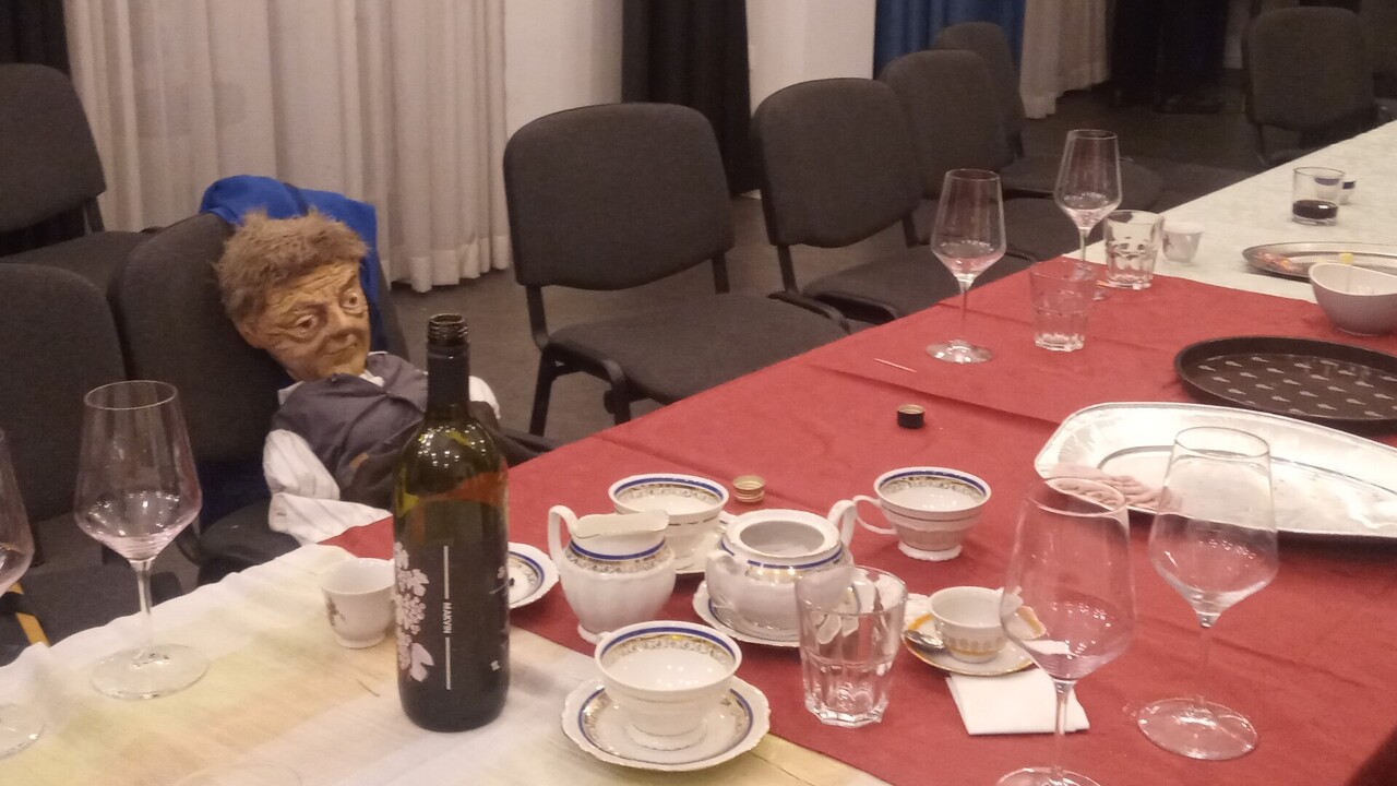 Recenzija predstave Kdo je okužil dedka?