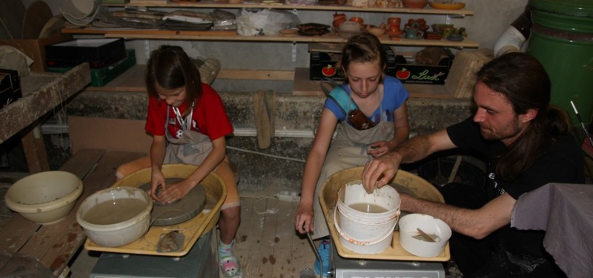 Delavnica za otroke: Ustvarjanje z glino na lončarskem vretenu z Denisom Kuharjem