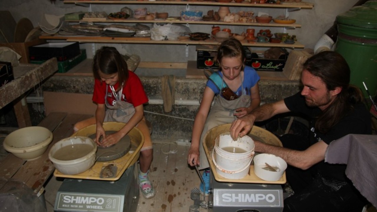 Delavnica za otroke: Ustvarjanje z glino na lončarskem vretenu z Denisom Kuharjem