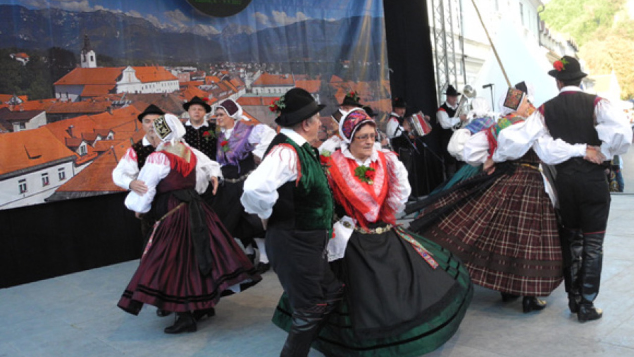 Folklorna skupina Kamnik: Ples in glasba izpod kamniških planin: Od Ribnice do Kamnika