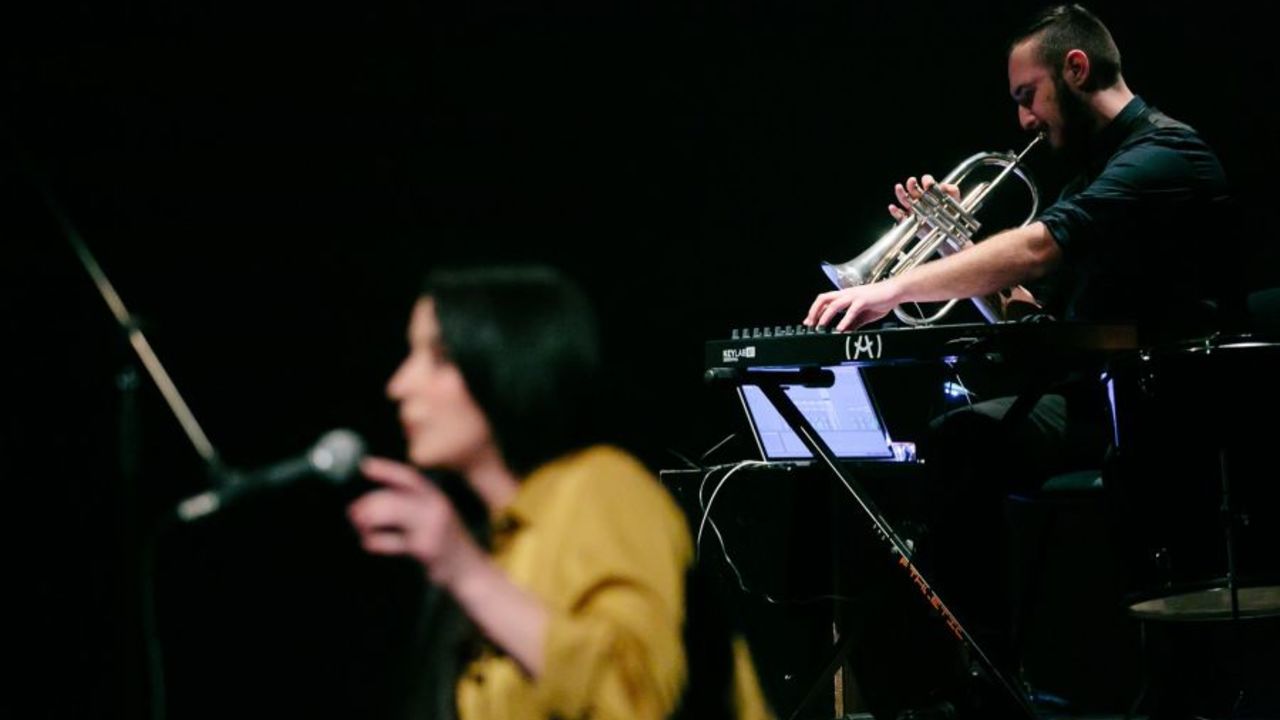 Gašper Selko in Neža Blažič, zvočno gibalni performans