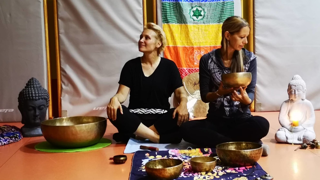 Zvočna kopel s tibetanskimi, kristalnimi posodami in gongom