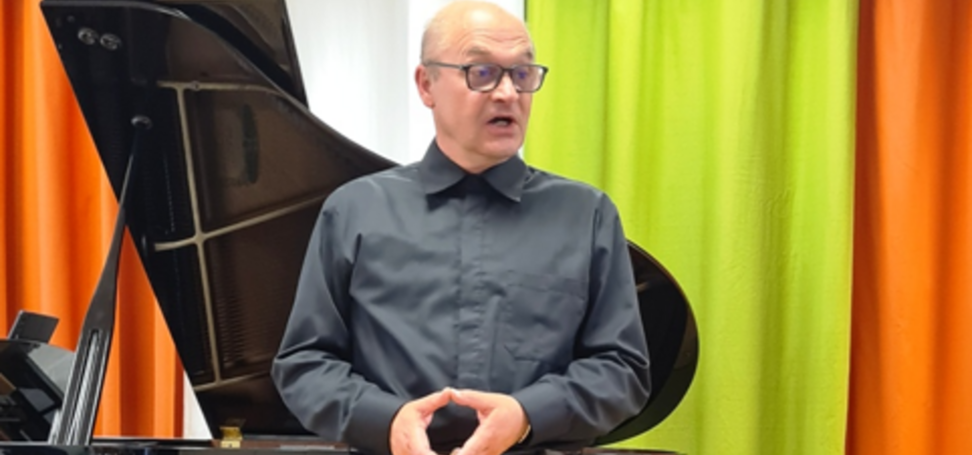 Kratko popotovanje s samospevi ob spremljavi kitare skozi različna glasbena obdobja, koncert
