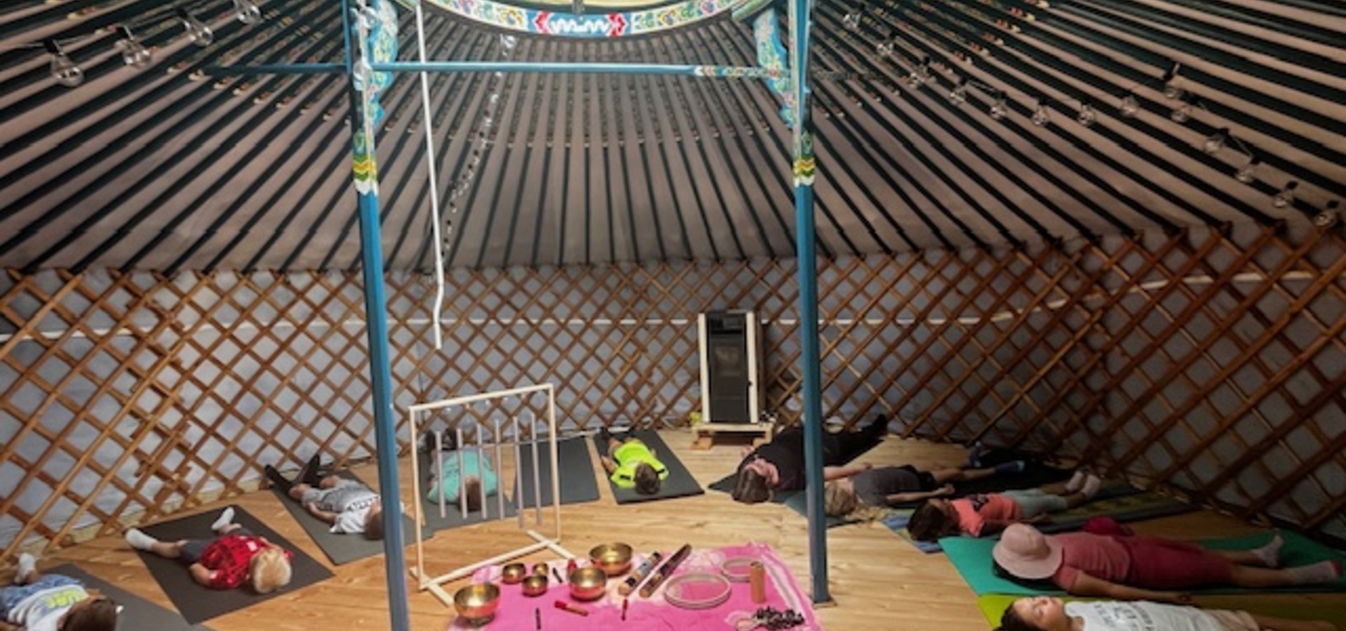 Meditativni zvočni večer: zahvala preteklosti, podpora novemu letu