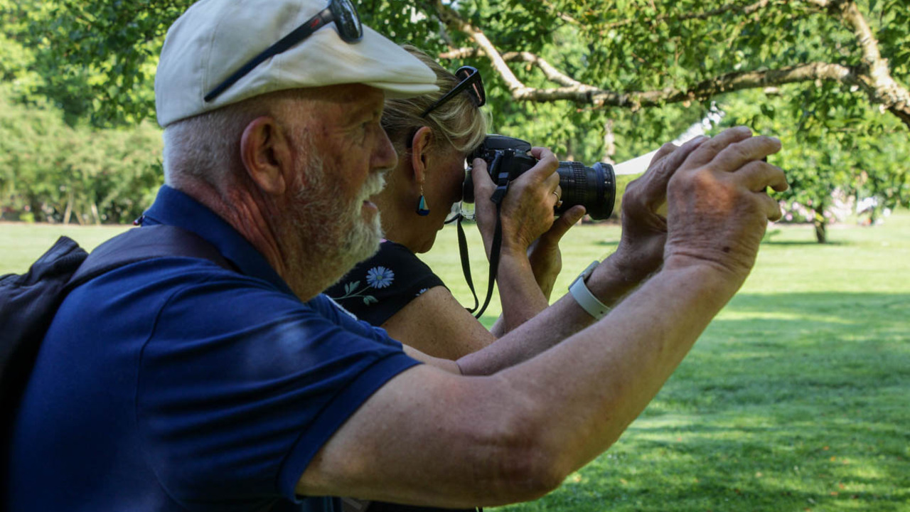 Ujeti trenutki v naravi: Čuječa fotografija za starejše