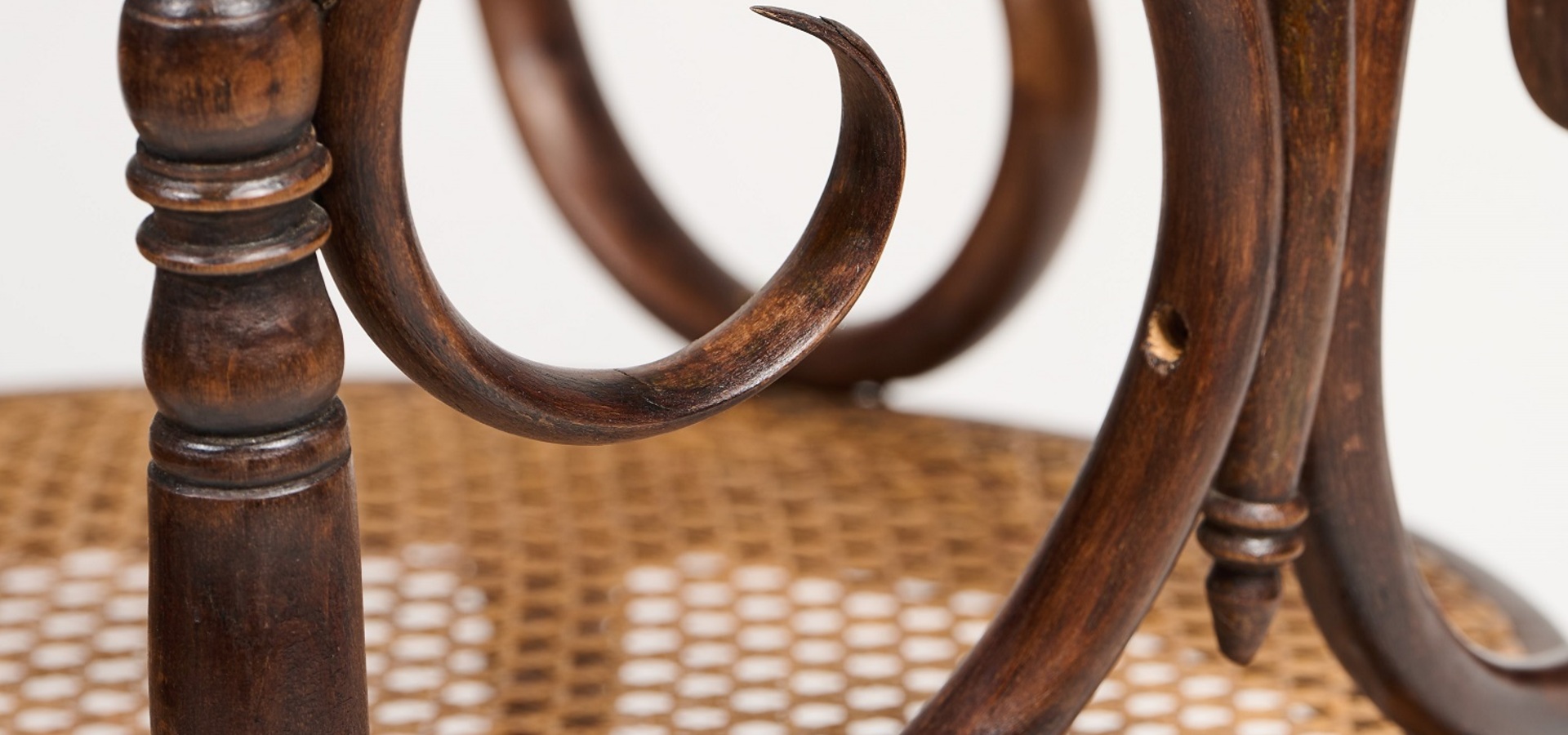 Javno vodstvo po razstavi Čar in lepota upognjenega lesa od Thoneta do danes