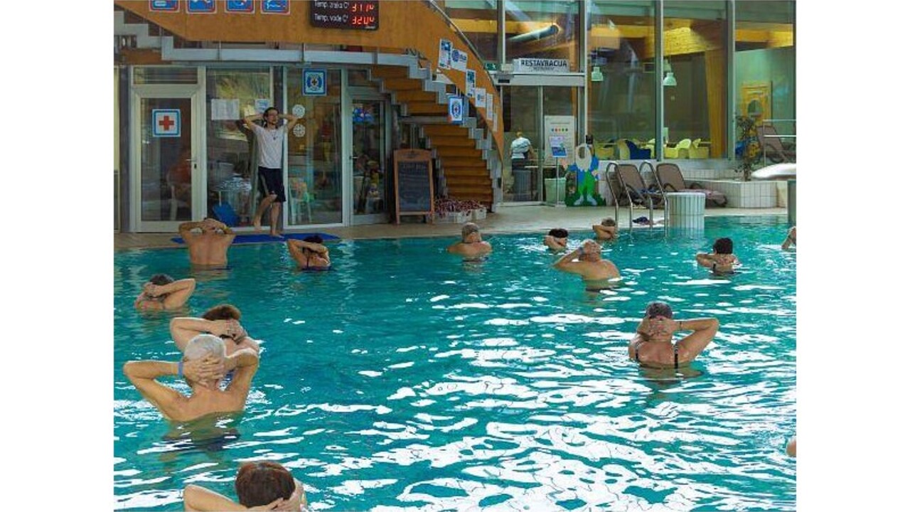 Vaje v vodi s kineziologom v Termah Snovik