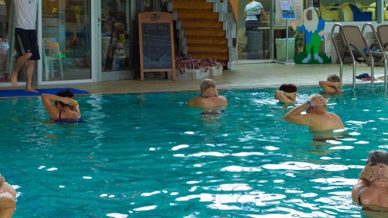 Skupinska vodna telovadba s Kneippovimi oblivi v Termah Snovik