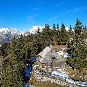 Pogled proti Kamniško-Savinjskim Alpam_foto Velika planina d.o.o..jpg