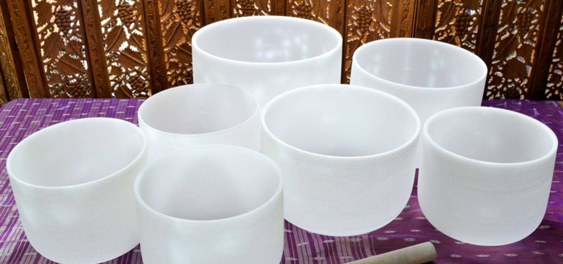 Zvočna kopel s kristalnimi posodami